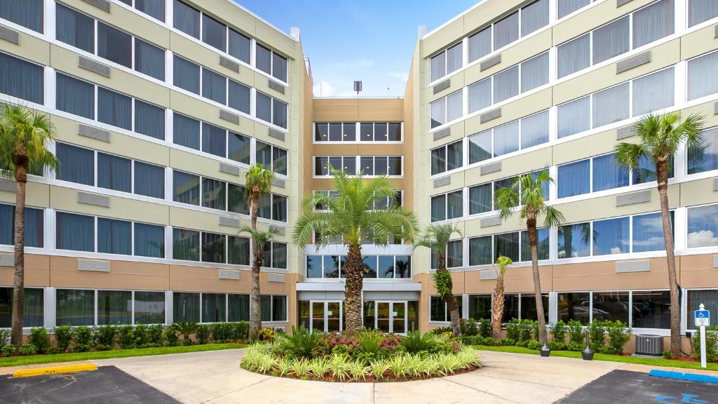 巴拿马城巴拿马城假日酒店的公寓大楼前方有棕榈树
