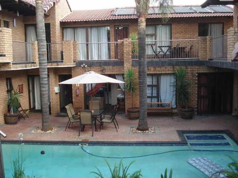 逊邱伦优伊特希格帕克旅客@home4U酒店的庭院配有桌椅和遮阳伞。