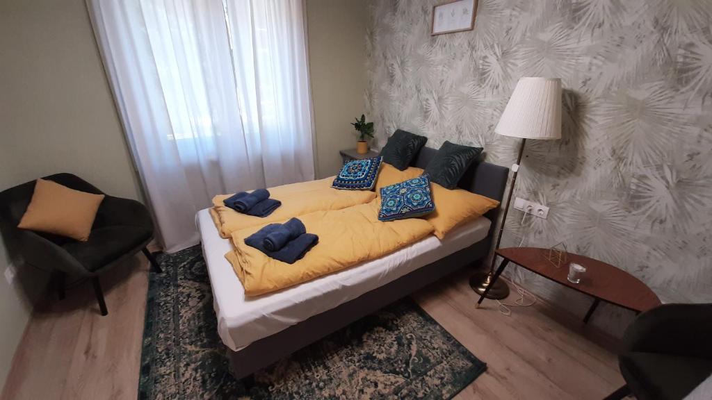 考波什堡MHC Apartman的一间卧室配有一张带蓝色枕头的床