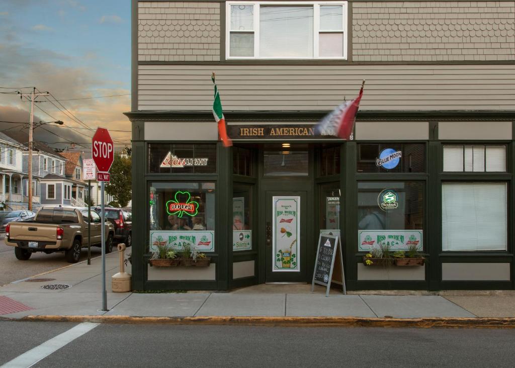 纽波特Irish American INN的街角的美国餐厅