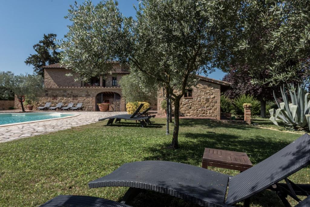 波吉邦西I Melograni del Chianti的一个带游泳池和房子的后院