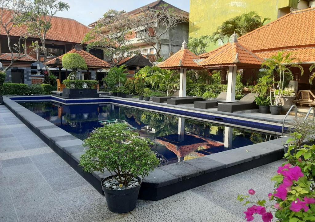 勒吉安乐吉安德瓦巴哈特小屋酒店的植物群中的一个游泳池
