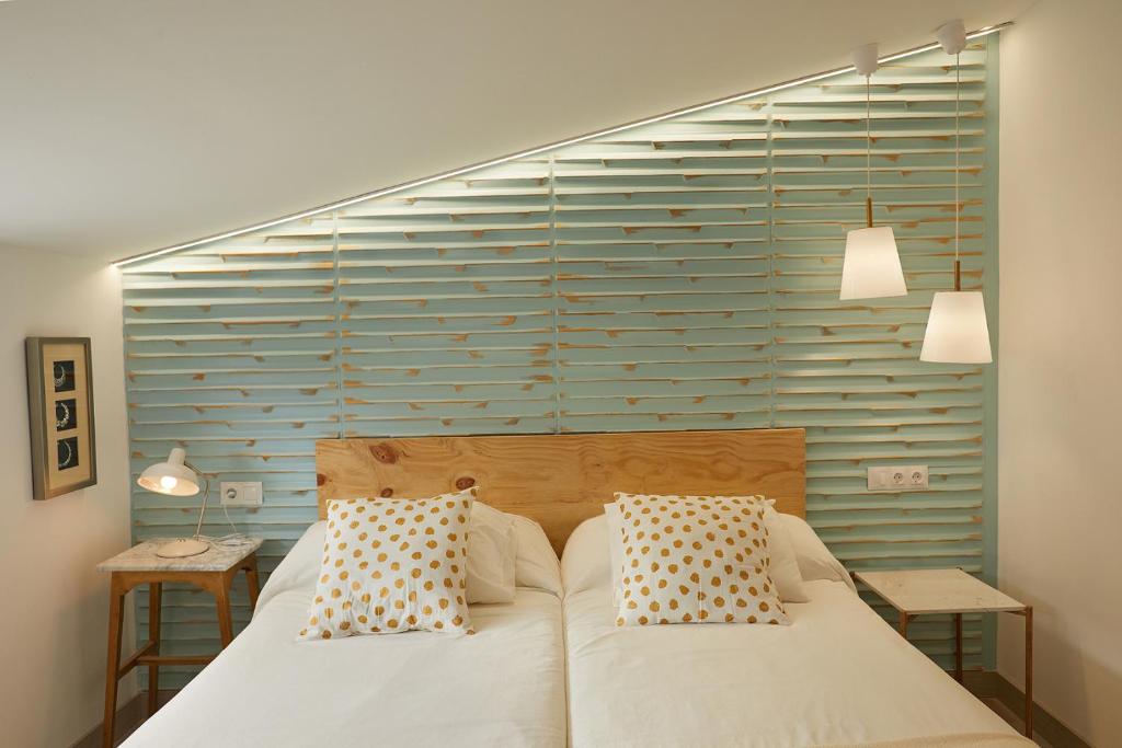 比韦罗Ático con maravillosas vistas的一间卧室配有一张床和两个枕头