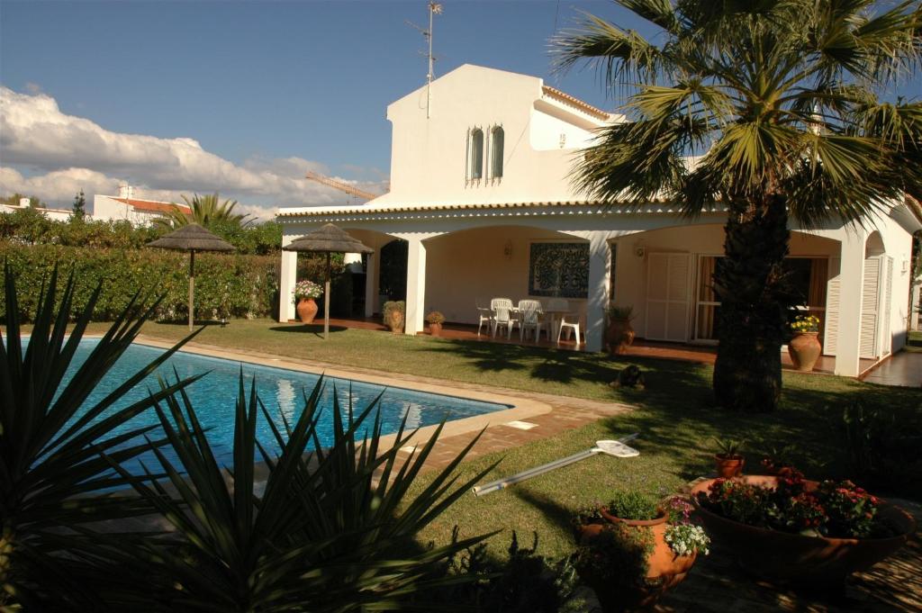 卡巴纳斯·德·塔维拉Luxury 3 bedroom Villa with Private Pool的一座带游泳池和房子的别墅