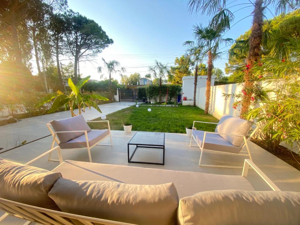 维利波吉White Beach Villa 1 - Luxury的天井配有两张沙发和一张桌子