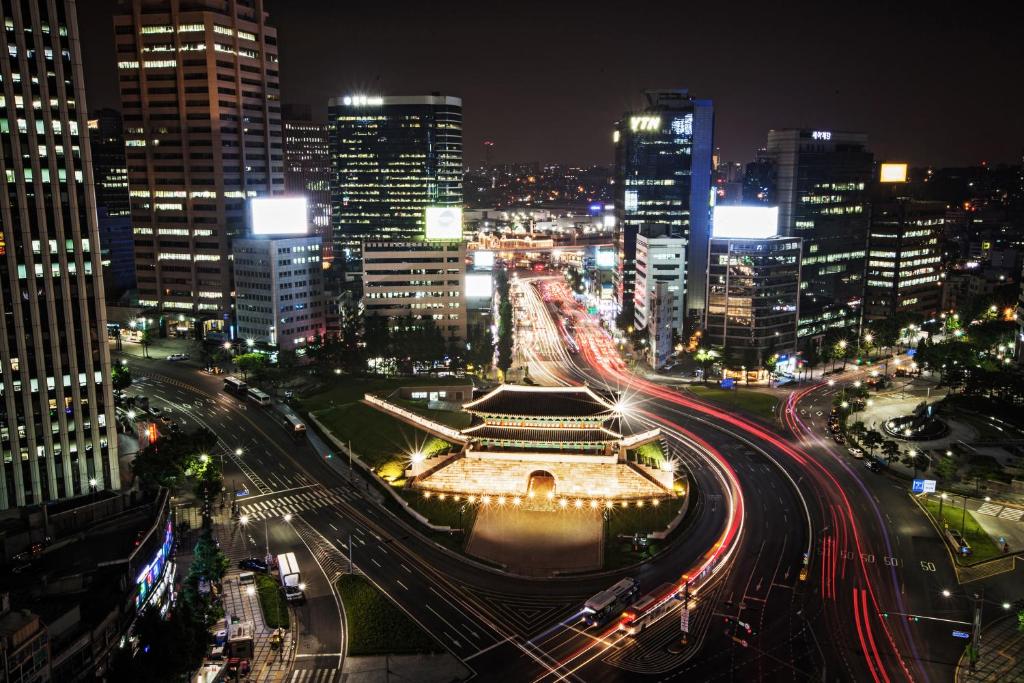 首尔Fraser Place Namdaemun Seoul的高速公路上交通的夜间城市