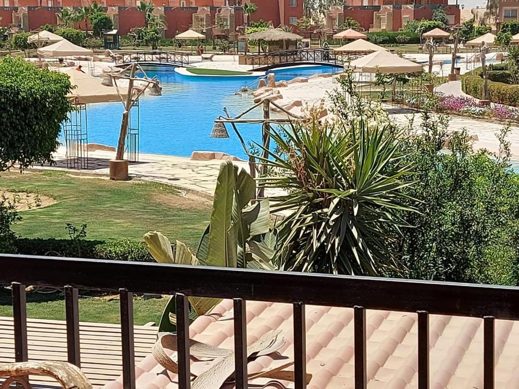 艾因苏赫纳Marina Wadi Degla Villa Duplex 4 Bedrooms的享有游泳池景致的阳台