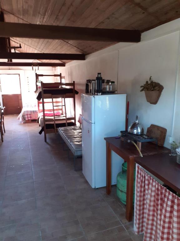 Isla PatrullaEl Rancho de Chispero的厨房配有白色冰箱和桌子