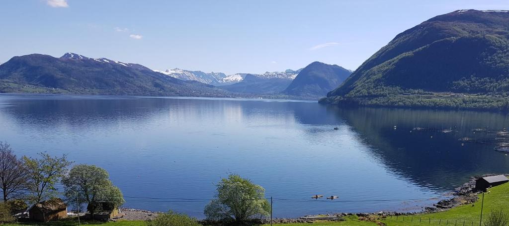 LauvstadIrenegarden - Fjord view holiday home的一大片水体,背景是群山