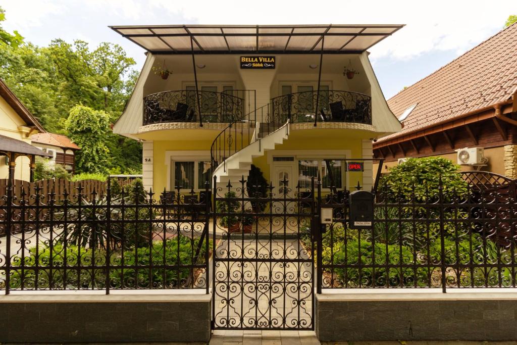 希欧福克贝拉别墅酒店的一座带黑色围栏和楼梯的房子