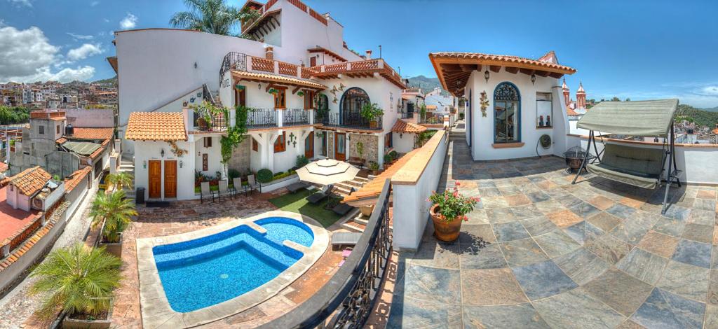 塔斯科·德·阿拉尔孔Hotel Santa Paula的享有带游泳池的房屋的空中景致
