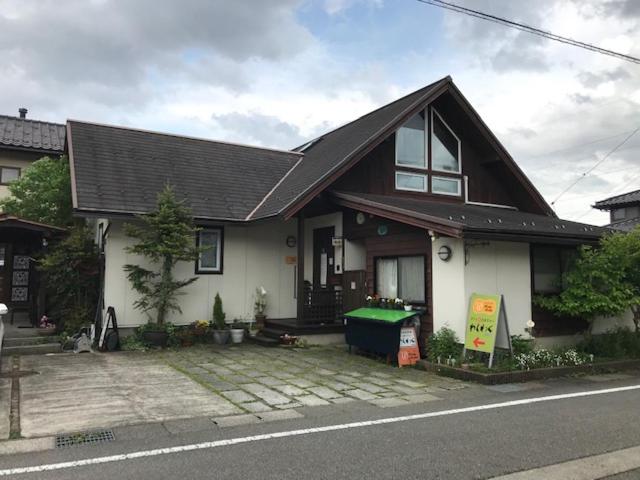 富山ヨーコのお宿 わくわく的房屋前设有台球桌