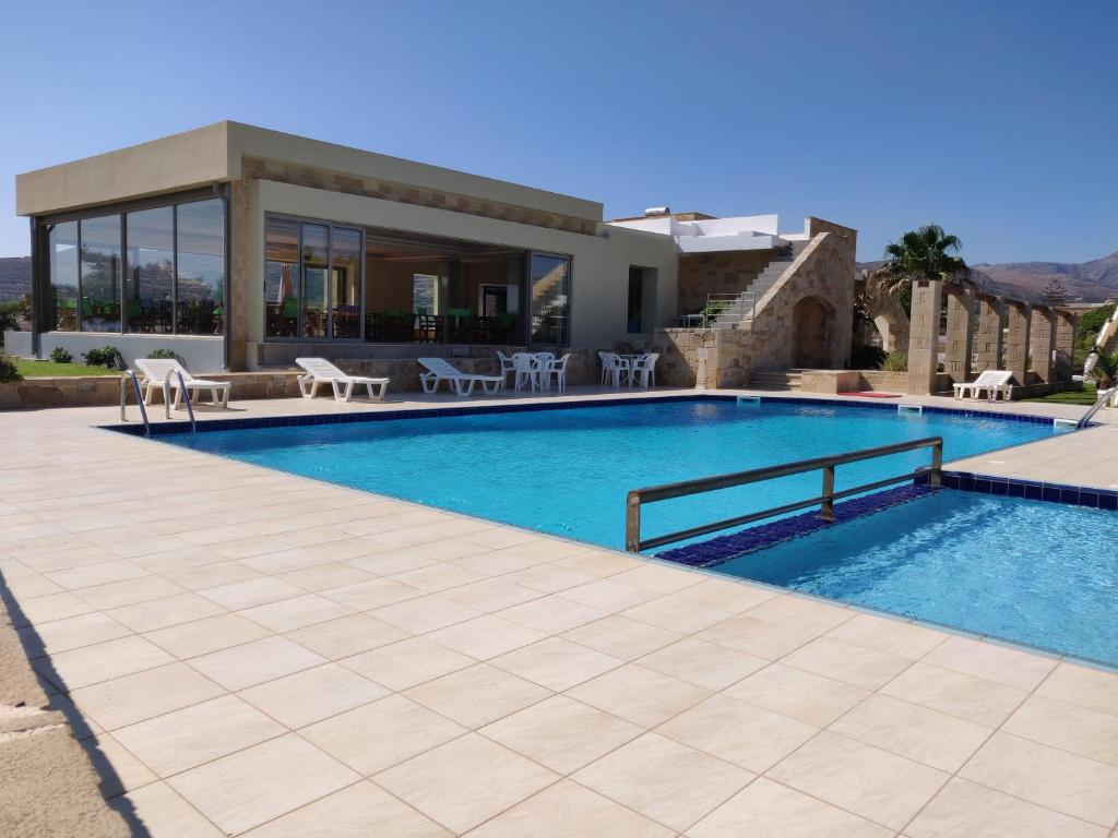 基萨莫斯维利亚海滩公寓酒店的一座带游泳池和房子的别墅
