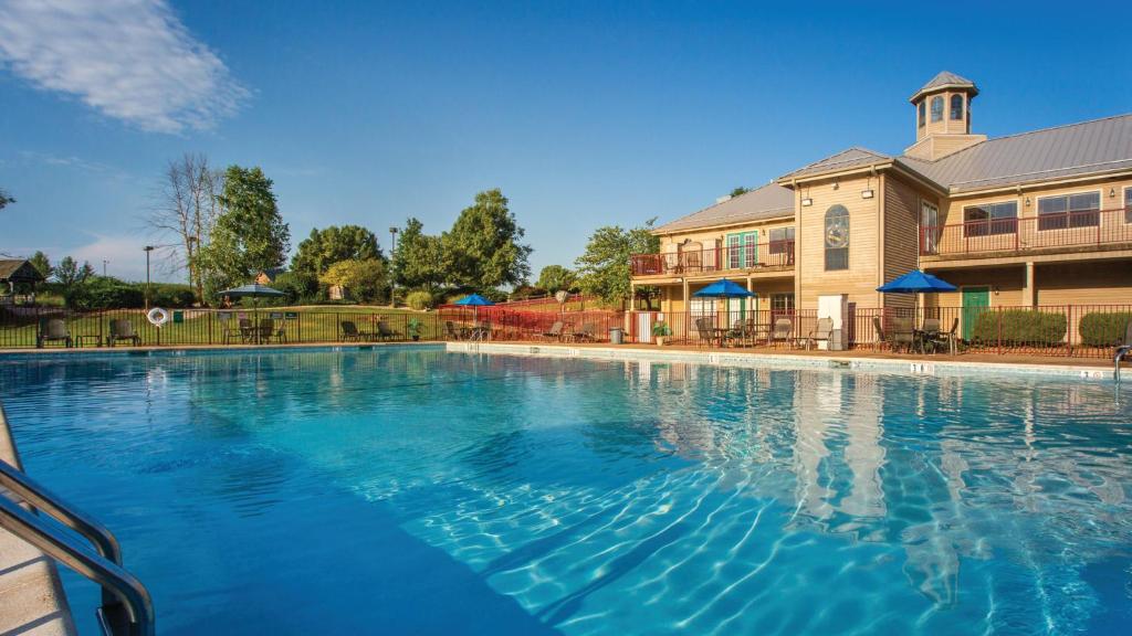PapinHoliday Inn Club Vacations Timber Creek Resort at De Soto的大楼前的大型游泳池