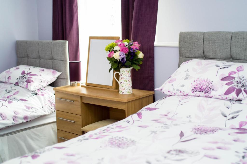 MintlawAden House Bed And Breakfast的一间卧室配有一张床、镜子和花瓶