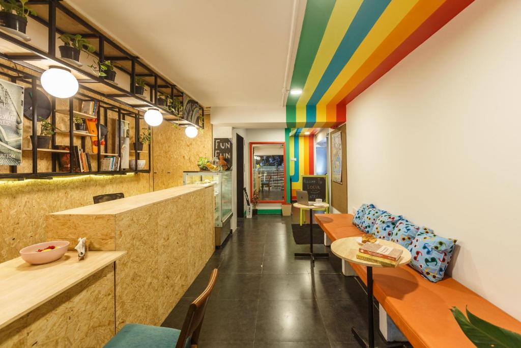 班加罗尔Locul Central - Church Street的餐厅设有彩虹天花板和桌椅