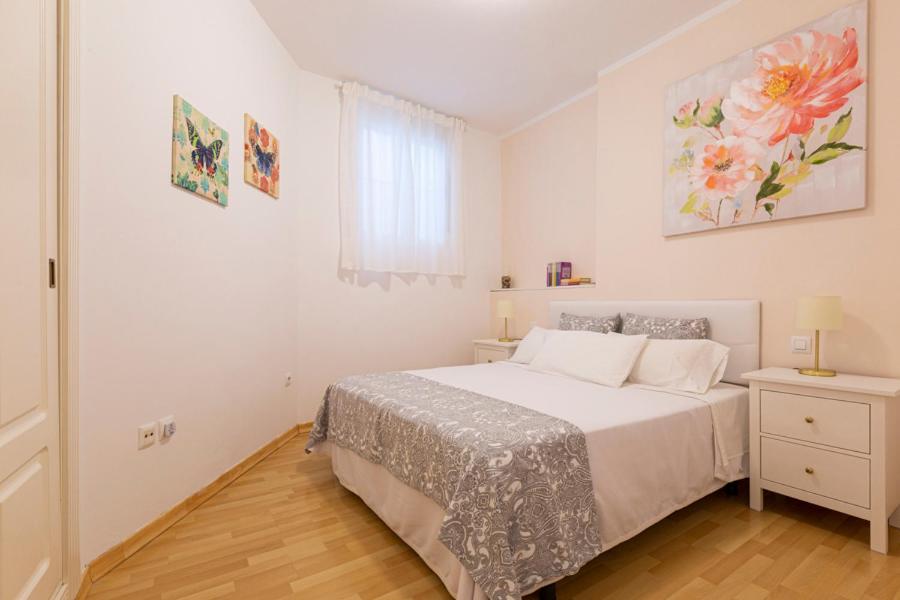 塞维利亚Homefeel Museo的白色的卧室设有床和窗户