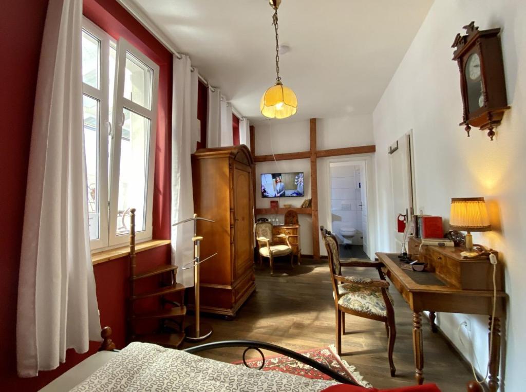奥伯豪森Hotelik Gdanska的一间卧室配有一张桌子,卧室内配有一张桌子。