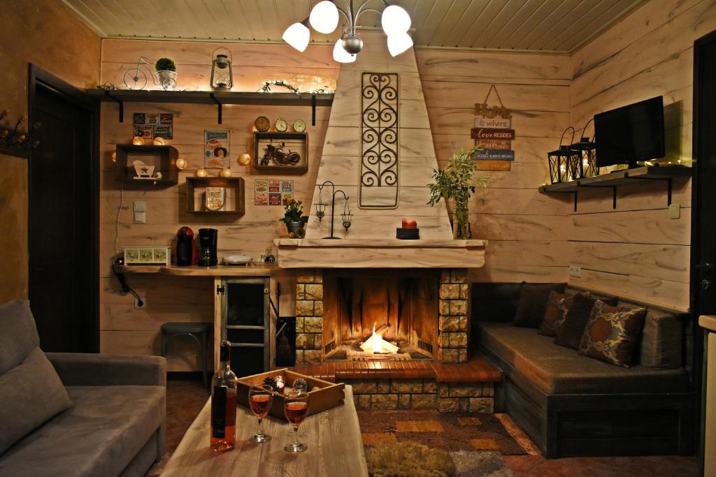 阿拉霍瓦Agiaz'的小木屋内带壁炉的客厅