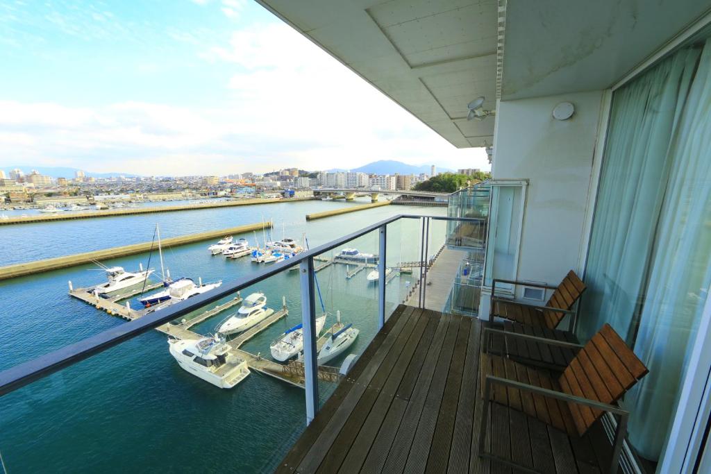 福冈福冈玛利诺度假酒店的船上的阳台上