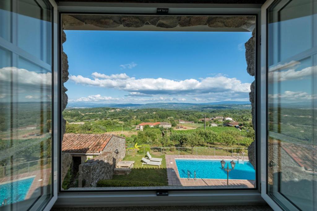 费雷拉Aldeade的从带游泳池的别墅的窗户欣赏美景