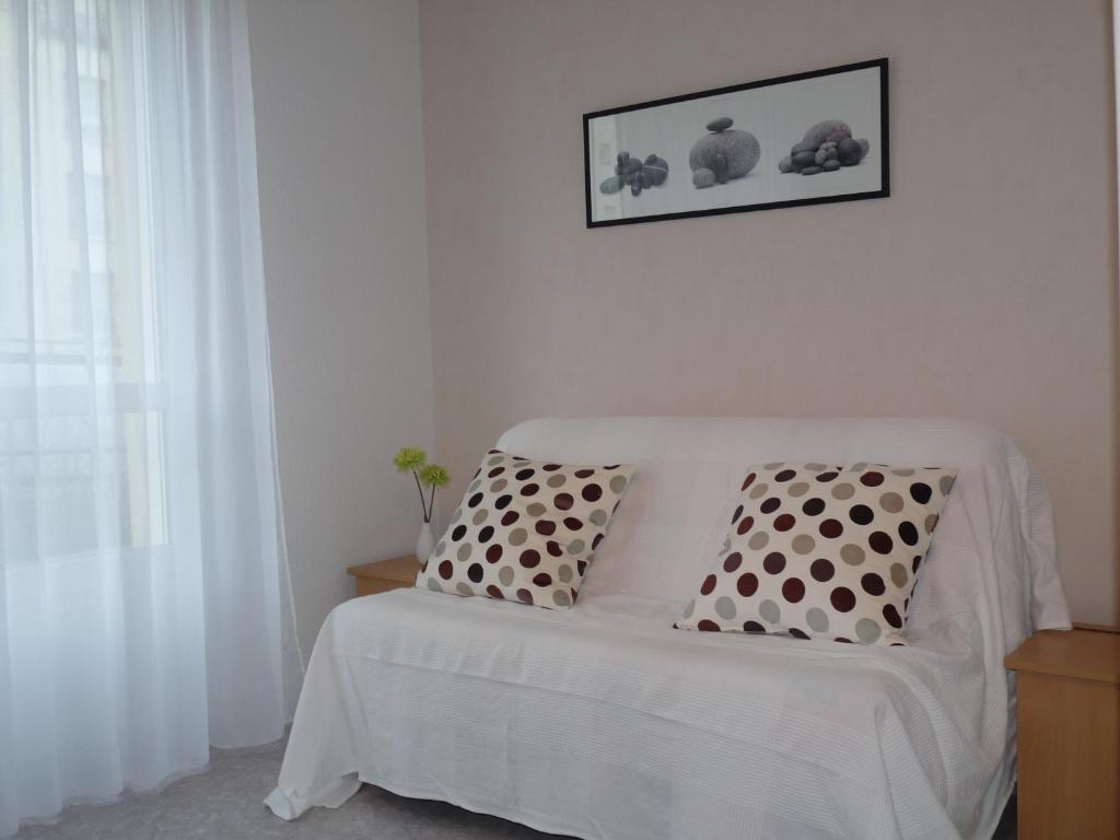 凯恩坦博罗杰斯纪念馆斯芬克斯酒店的客房内的一张带两个枕头的白色床