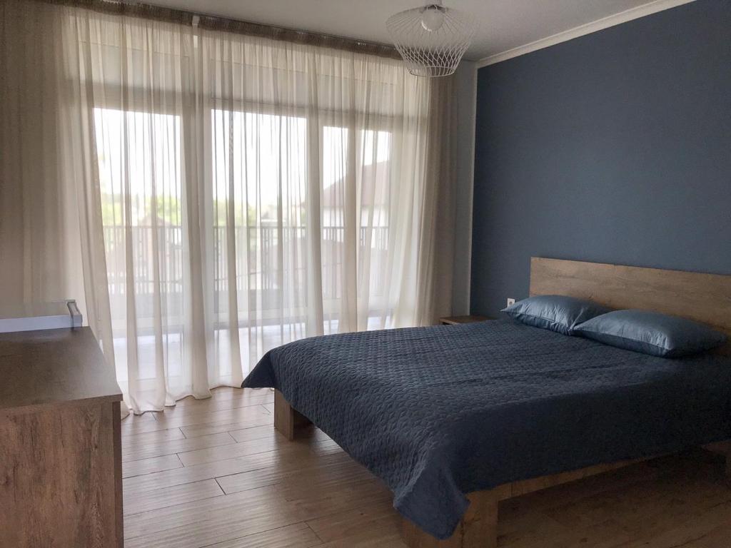 斯维季亚济Sezon的一间卧室设有一张床和一个大窗户