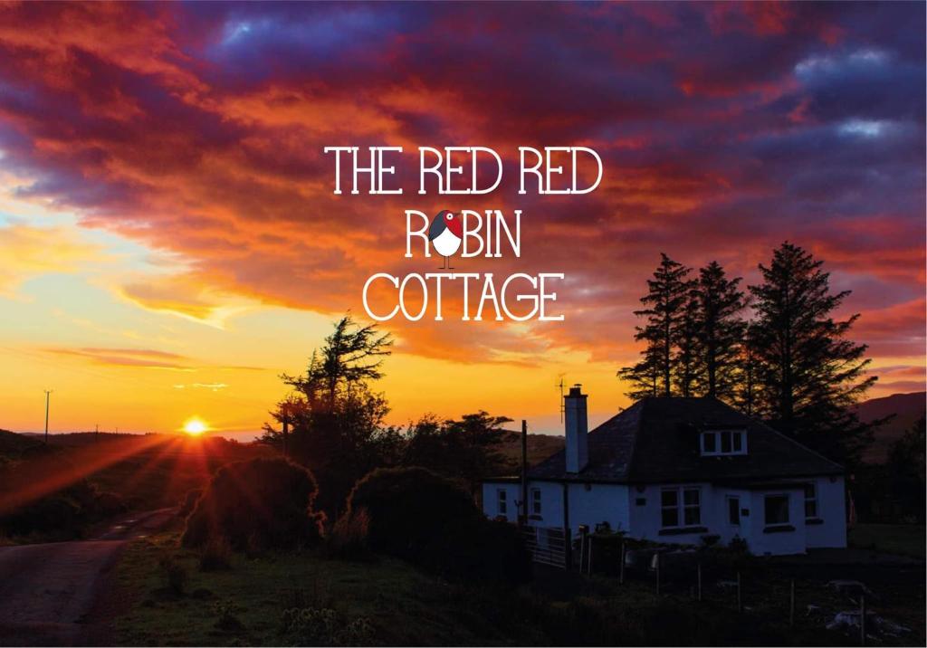波特里The Red Red Robin Cottage的日落时分,有房子和红色的红葡萄干咖啡