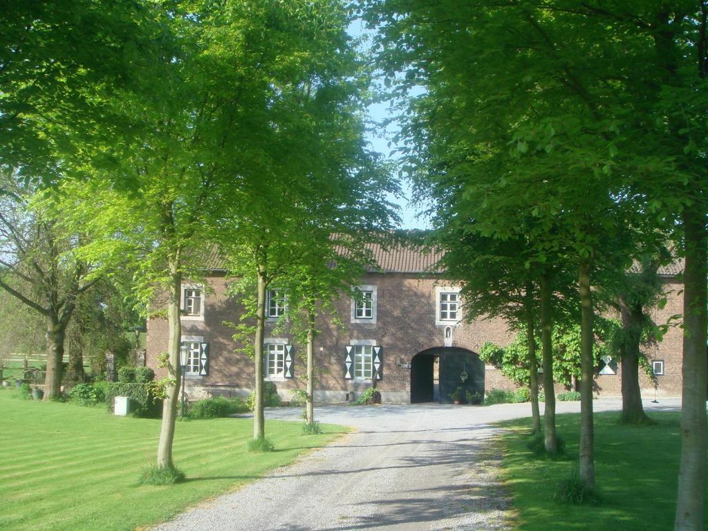 海尔伦Hoeve Berghof的带有车道的大型砖砌建筑的入口