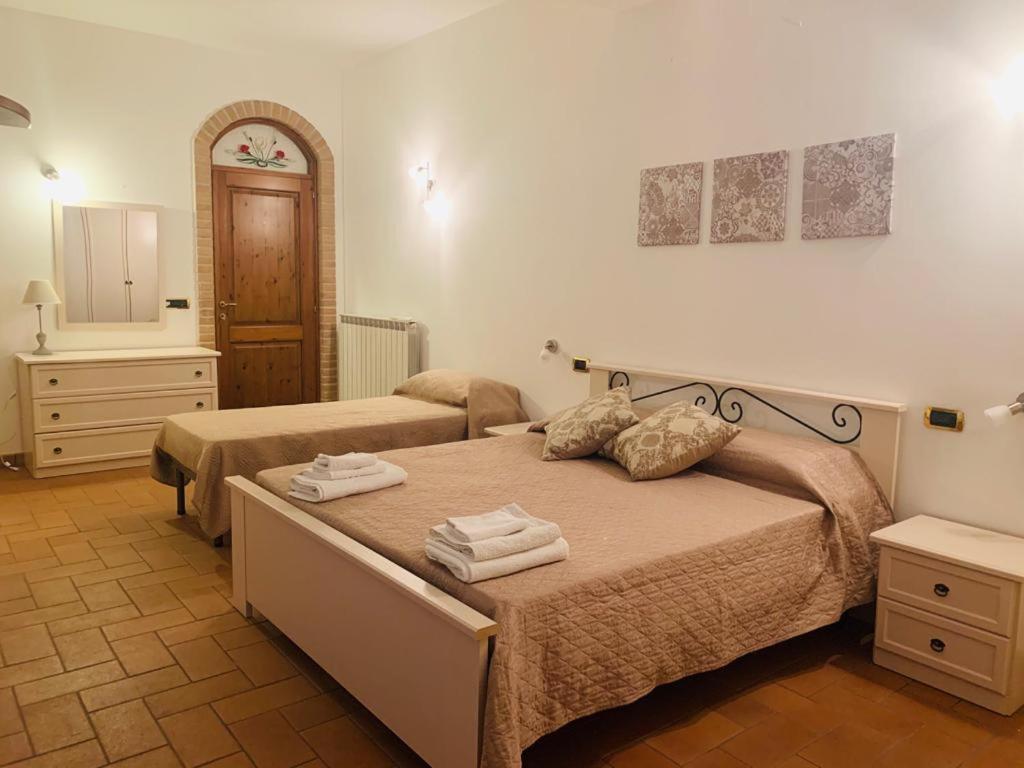 阿斯科利皮切诺La collina su Ascoli的一间卧室配有两张带毛巾的床