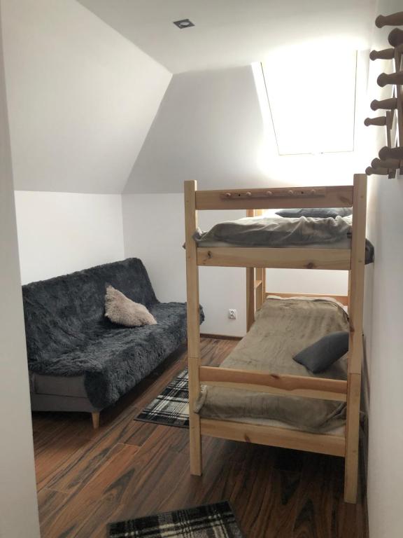 普瓦维Bernat的客房设有两张双层床和一张沙发。