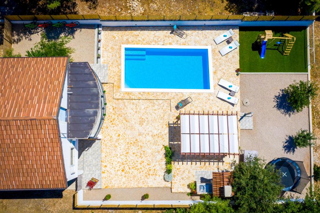 VrpoljeVilla R&B heated pool的享有房子游泳池的顶部景色