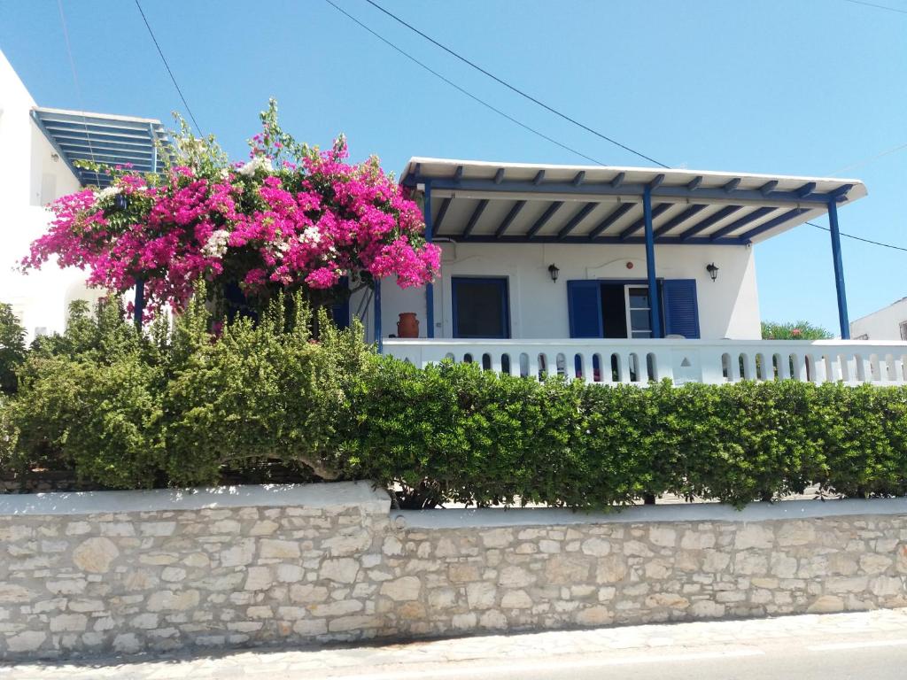 MárpissaCycladic House in Paros的石墙上花粉红色的房子