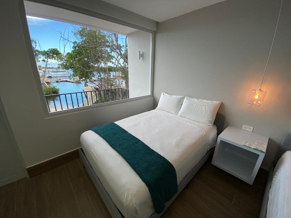萨利纳斯Marina de Salinas的一间小卧室,配有一张带窗户的床
