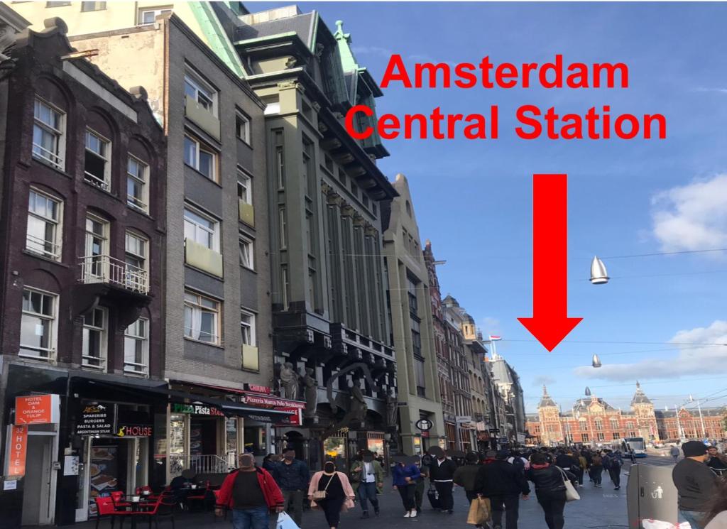 阿姆斯特丹Orange Tulip Hotel的一群人沿着城市街道走着