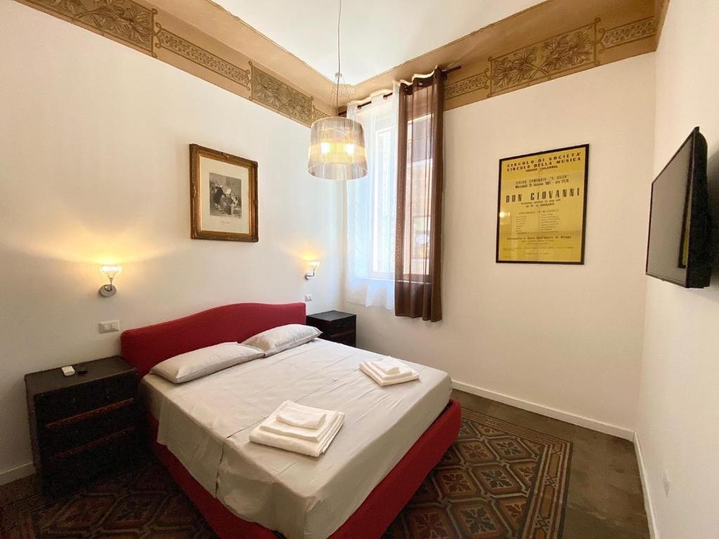 雷焦卡拉布里亚Al Teatro的一间卧室配有一张床,上面有两条毛巾