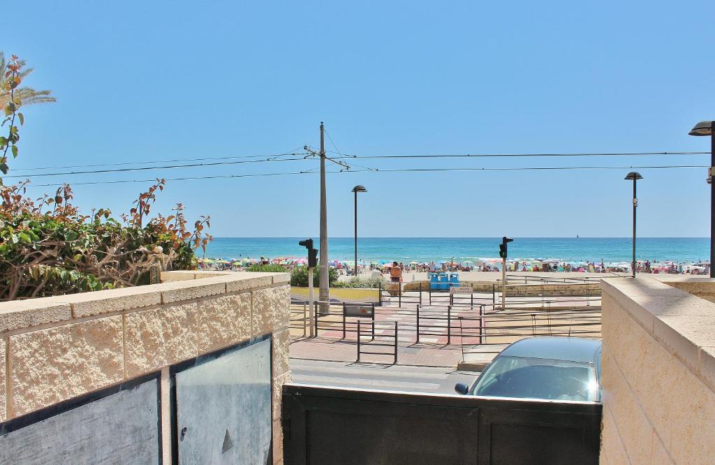 坎佩略Costa Azul Primera Linea的停在海滩前的汽车