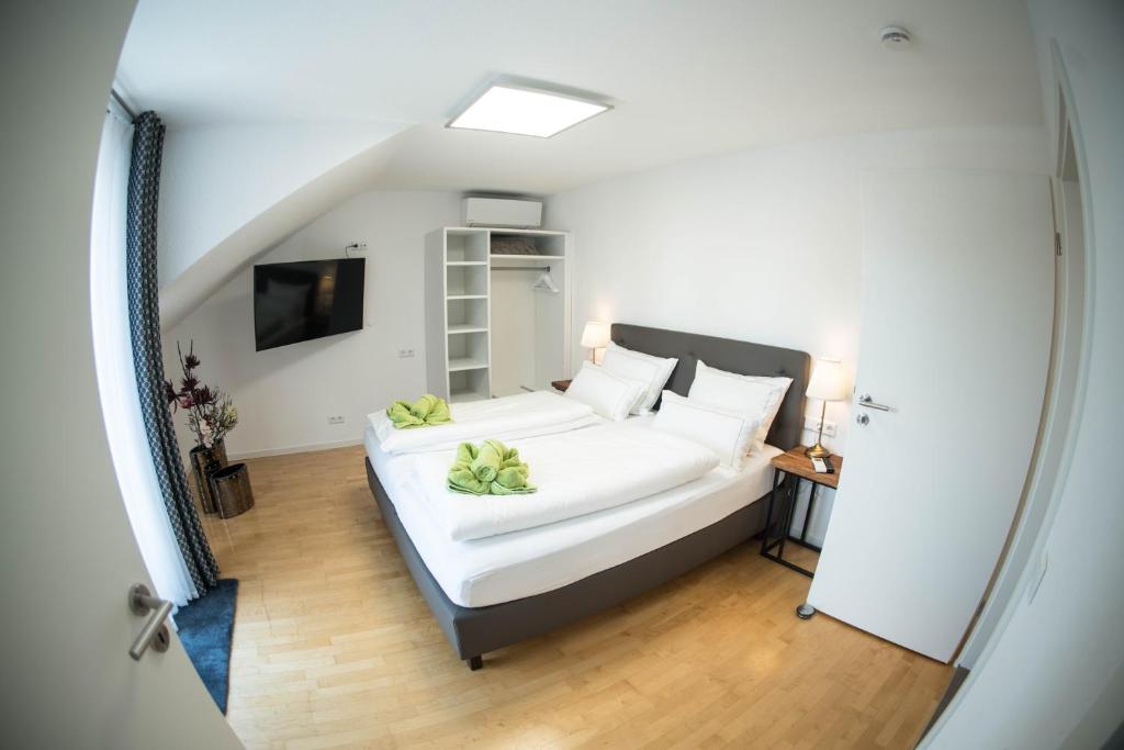腓特烈港City Apartments FN L8 KLIMATISIERT的卧室配有白色大床和白色枕头