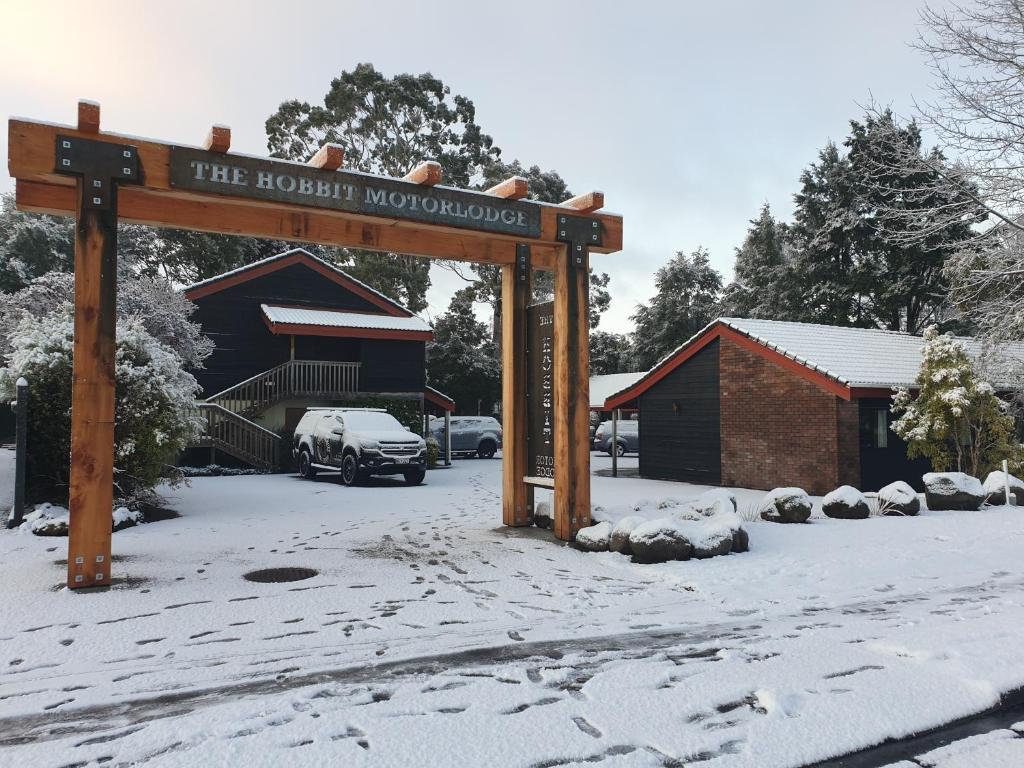 奥阿库尼霍比特汽车旅馆的建筑物前雪中的标志