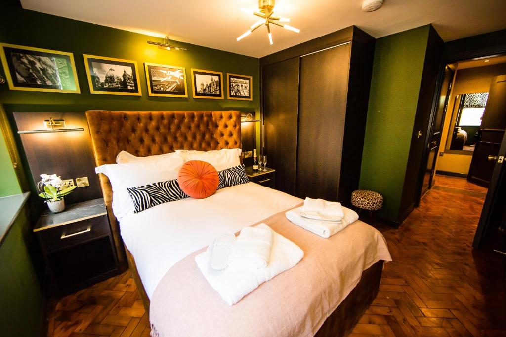 利兹Maison Parfaite LS1 - Luxury City Centre Suites的一间卧室配有一张大床和两条毛巾