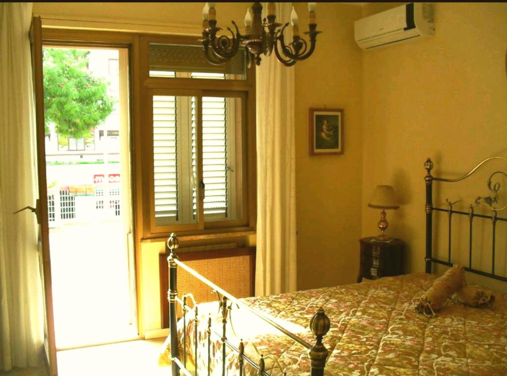 巴列塔I 13 Cavalieri Guest House的一间卧室设有一张床和一个滑动玻璃门