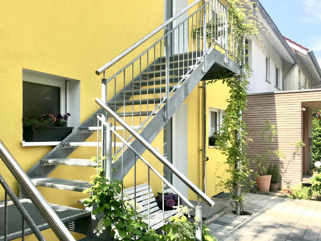 于伯林根Ferienwohnung Sterntaucher的通往黄色房子的楼梯