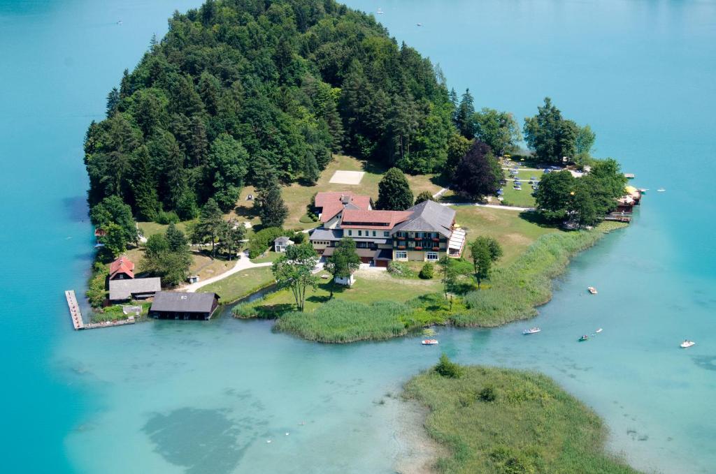 法克湖应赛尔伐科尔湖酒店的水面上岛上房屋的空中景观