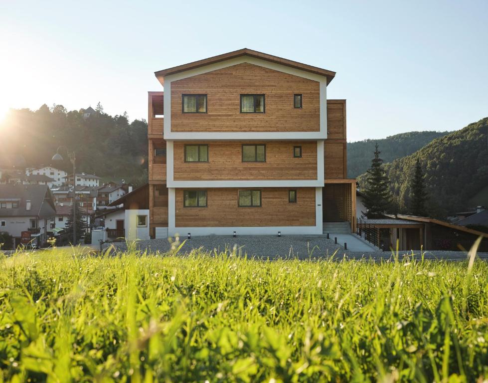 卡斯特尔罗托Alpe di Susi的草场中间的建筑物