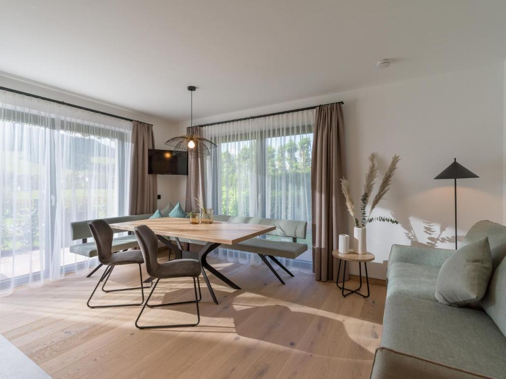 格英Appartements Retthäusl的客厅配有桌椅和沙发
