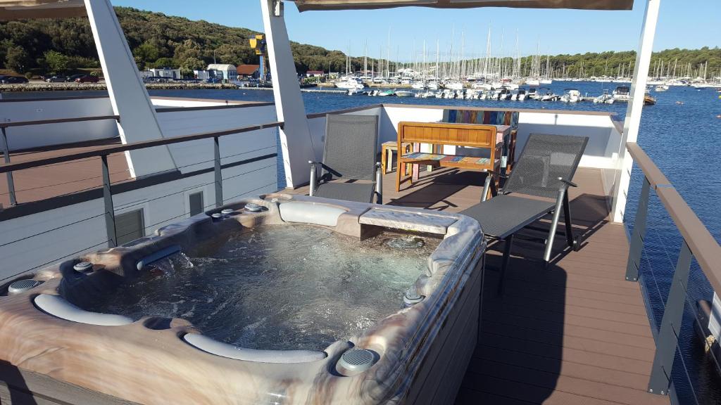 普拉House boat - Floating House Water Lily的船上甲板上的热水浴池