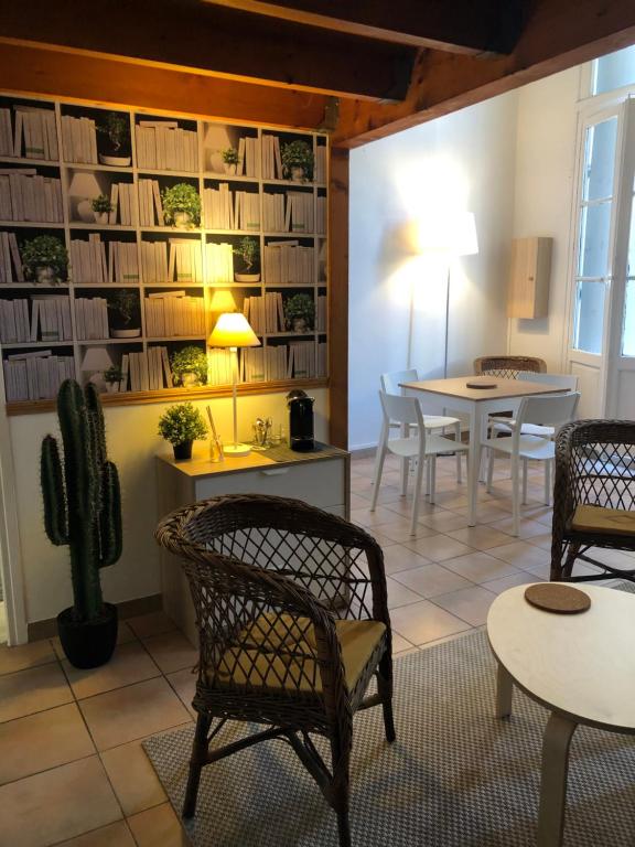 蒙彼利埃Centre historique Vieille Intendance的配有桌椅和桌椅的房间