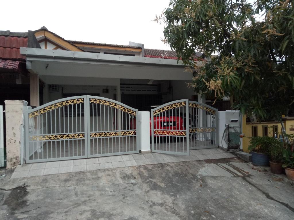 安邦Homestay Bukit Saga, Ampang的房屋前的白色门