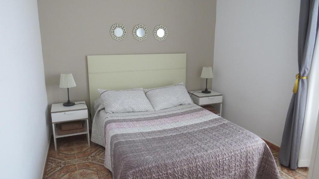奥尔索拉奥祖拉公寓的一间卧室配有一张带2个床头柜的大床