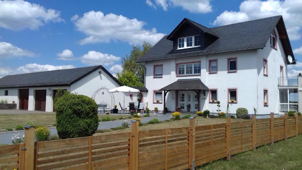默尔斯多夫Pension Kölzer的白色的房子,设有木栅栏